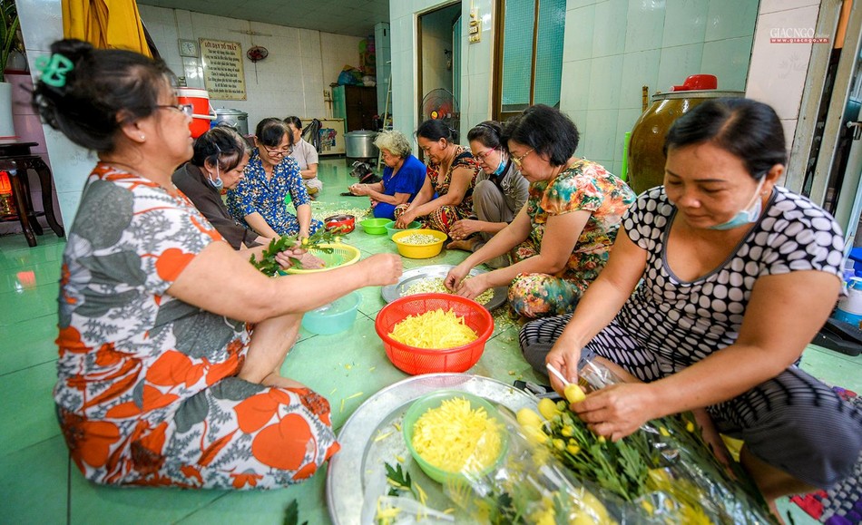 Các Phật tử chùa Thiên Trường đang chuẩn bị hoa để Tắm Phật vào ngày mai Các Phật tử chùa Thiên Trường đang chuẩn bị hoa để Tắm Phật vào ngày mai