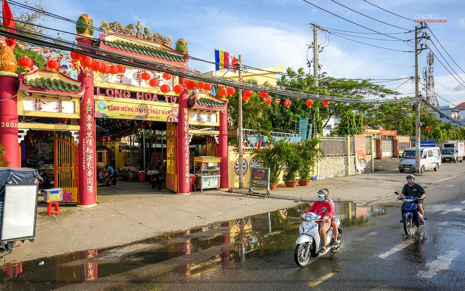 Cờ, đèn được trang trí rực rỡ trước cổng chùa Long Hoa - văn phòng Ban Trị sự Phật giáo quận 8 chào đón Tuần lễ Phật đản diễn ra từ ngày 8 đến 15-4-Âm lịch Cờ, đèn được trang trí rực rỡ trước cổng chùa Long Hoa - văn phòng Ban Trị sự Phật giáo quận 8 chào đón Tuần lễ Phật đản diễn ra từ ngày 8 đến 15-4-Âm lịch