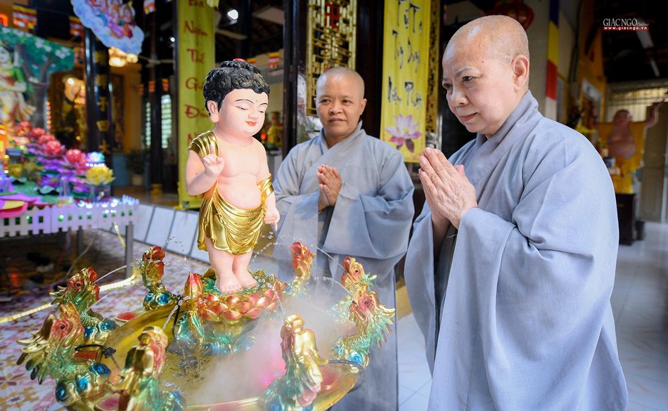 Sư cô Thích nữ Như Nghiêm và sư cô Thích nữ Diệu Trà thành kính chắp tay trang nghiêm trước tôn tượng Đức Phật đản sanh tại chùa Huệ Lâm Sư cô Thích nữ Như Nghiêm và sư cô Thích nữ Diệu Trà thành kính chắp tay trang nghiêm trước tôn tượng Đức Phật đản sanh tại chùa Huệ Lâm