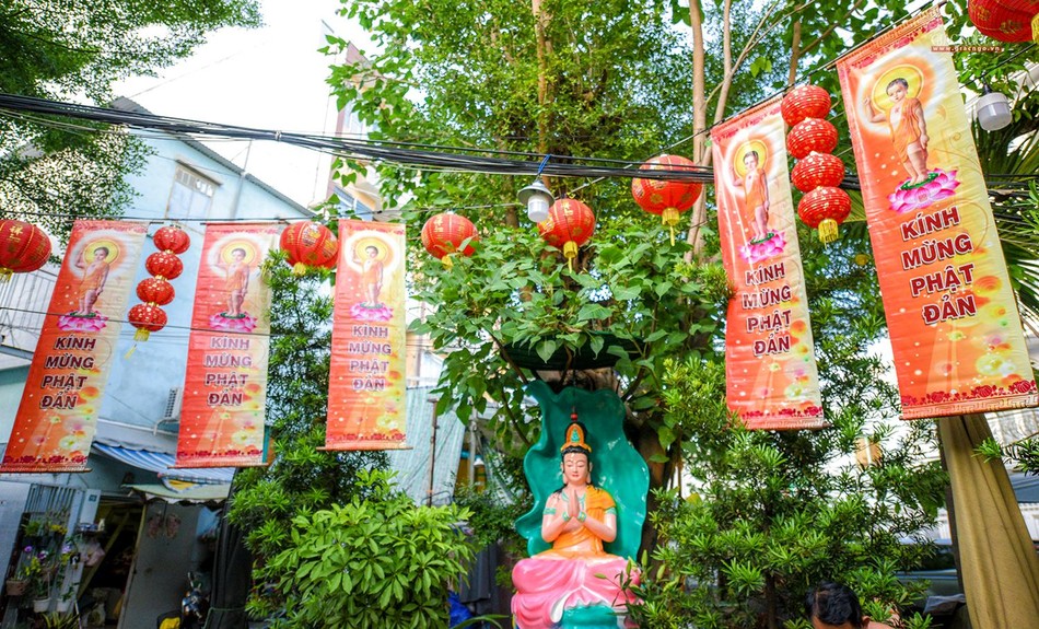 Pano kính mừng Phật đản được thiết trí tại một góc vườn chùa Phổ Đà Sơn Pano kính mừng Phật đản được thiết trí tại một góc vườn chùa Phổ Đà Sơn