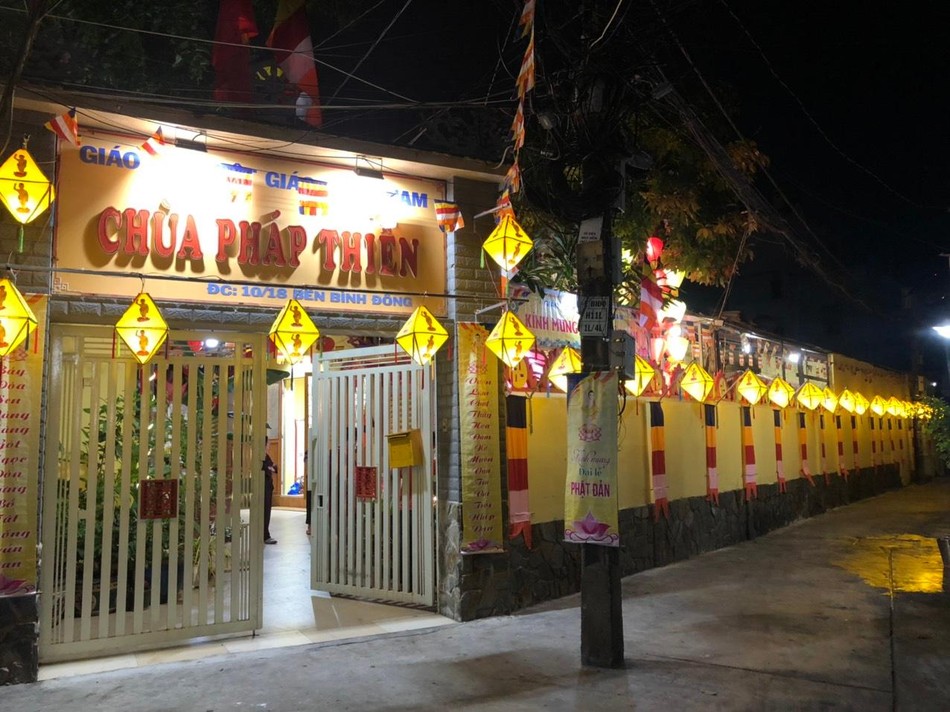 Góc nhỏ lung linh ánh đèn chào mừng Phật đản của chùa Pháp Thiền (bến Bình Đông, quận 8) Góc nhỏ lung linh ánh đèn chào mừng Phật đản của chùa Pháp Thiền (bến Bình Đông, quận 8)