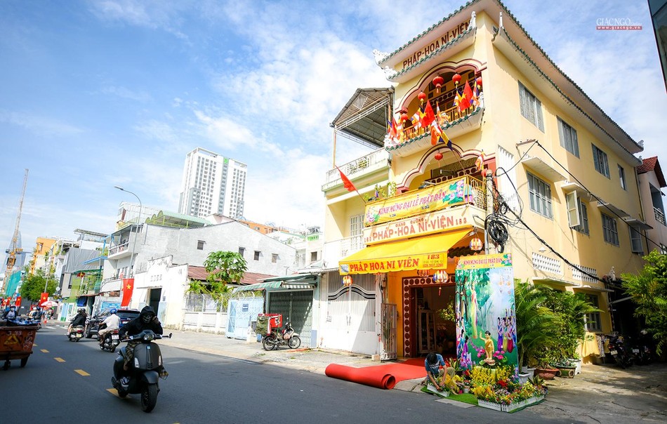 Một lễ đài lộ thiên dành cho người qua đường chiêm bái Một lễ đài lộ thiên dành cho người qua đường chiêm bái