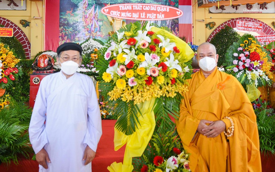 Đại diện Thánh Thất Cao Đài chúc mừng