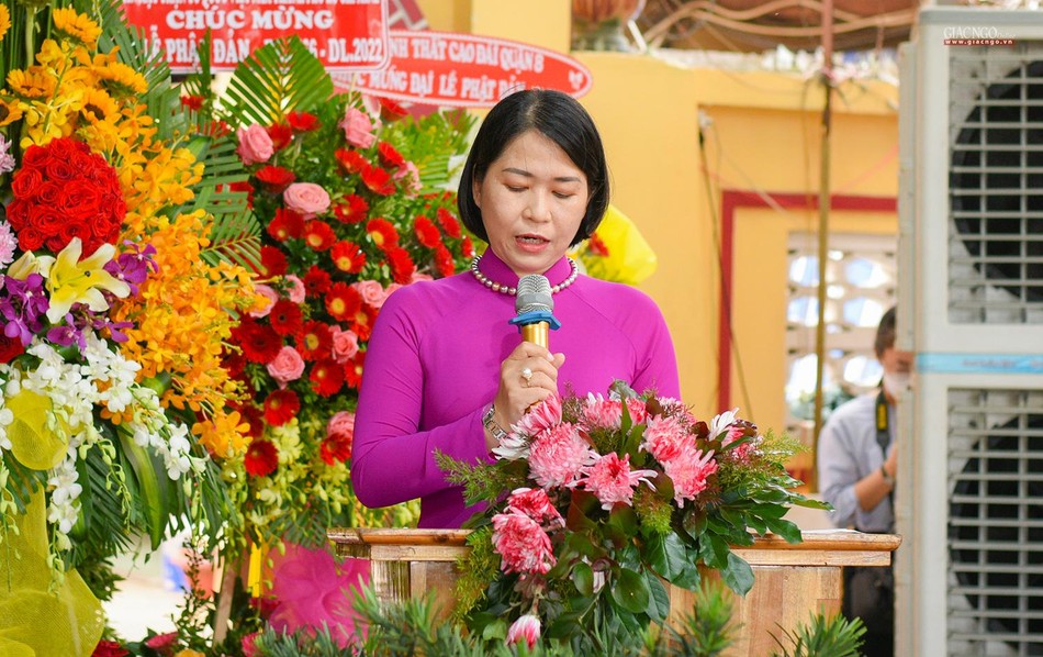 Bà Trần Thanh Hà, Chủ tịch Ủy ban MTTQVN quận 8 thay mặt chính quyền phát biểu chúc mừng