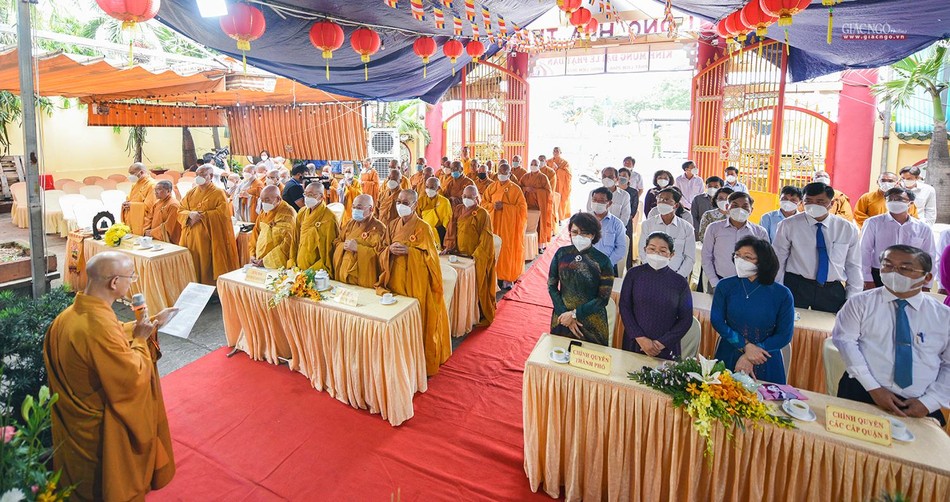 Tăng Ni, Phật tử và đại diện chính quyền lắng nghe Thông điệp Đại lễ Phật đản của Hòa thượng Quyền Pháp chủ GHPGVN
