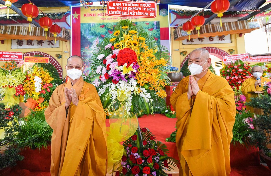 Lẵng hoa từ Thường trực Ban Trị sự TP.HCM tặng