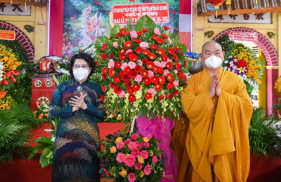 Thượng tọa Thích Huệ Công nhận hoa từ bà Tô Thị Bích Châu, Chủ tịch Ủy ban MTTQVN TP.HCM
