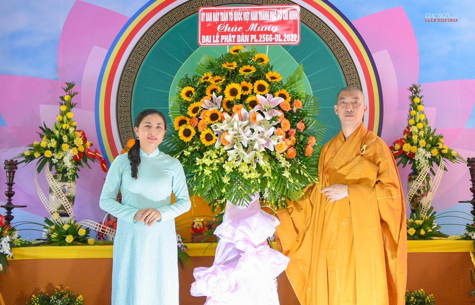 Bà Phan Kiều Thanh Hương, Phó Chủ tịch Ủy ban MTTQVN TP.HCM tặng hoa chúc mừng Đại lễ Phật đản