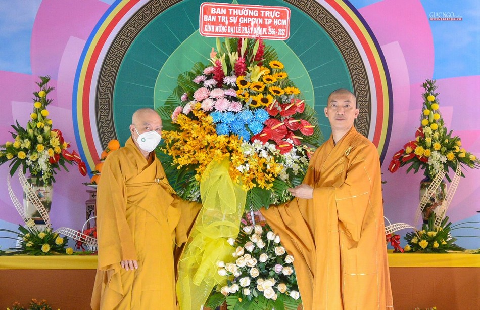 Hòa thượng Thích Nhật Hỷ trao tặng lẵng hoa của Ban Thường trực Ban Trị sự GHPGVN TP.HCM đến Phật giáo quận 7
