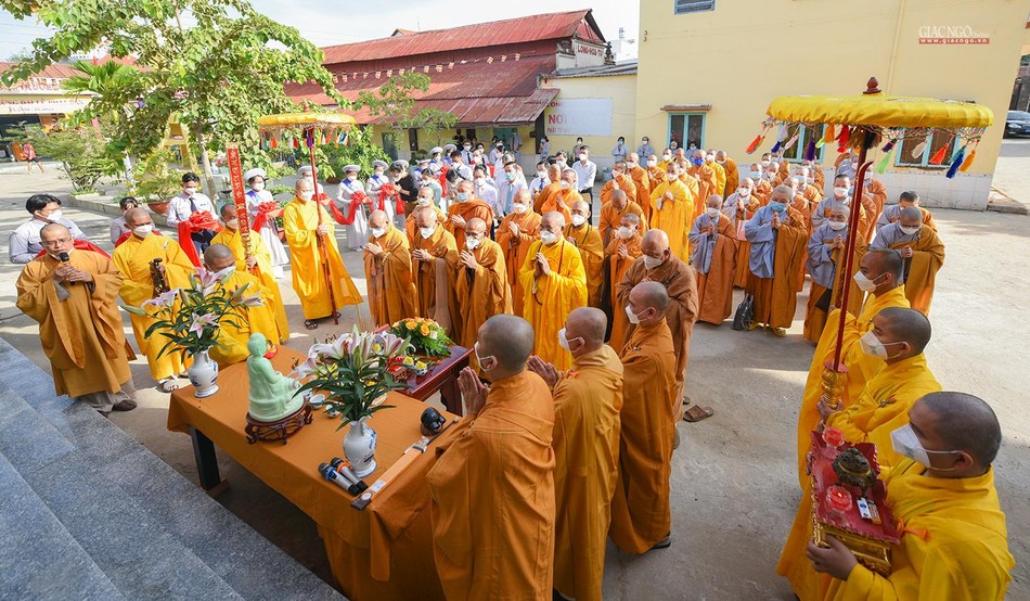 Chư tôn đức tụng thời kinh cầu nguyện trước khi cắt băng khánh thành Văn phòng Ban Trị sự
