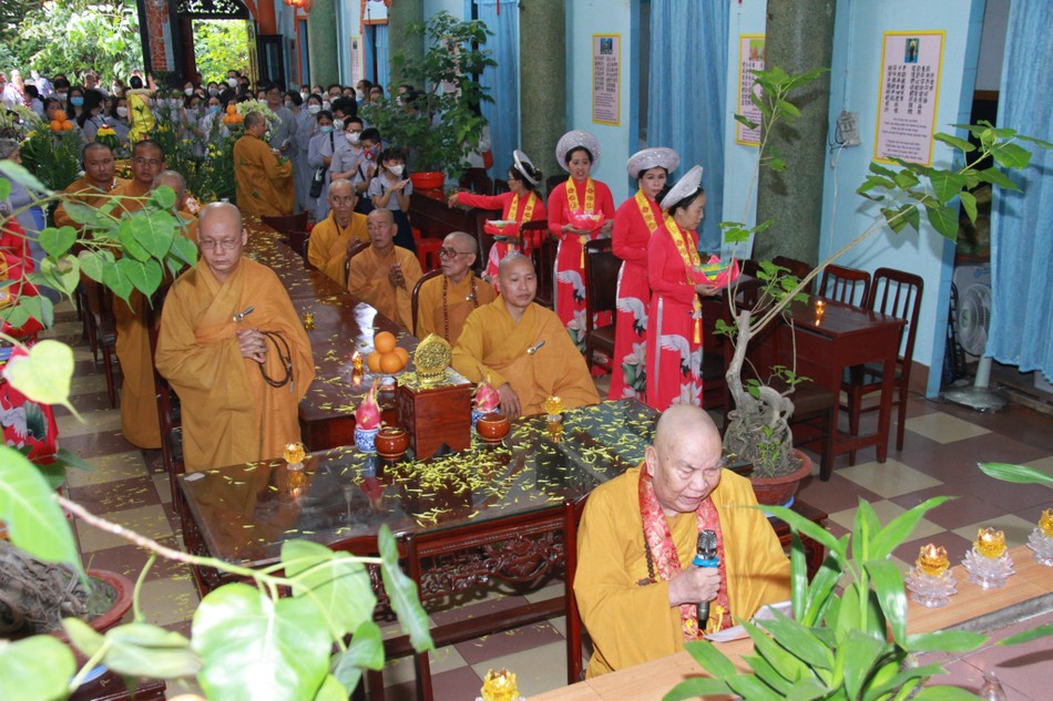 Hòa thượng Thích Thanh Sơn hướng dẫn đại chúng tụng kinh mừng Khánh đản Hòa thượng Thích Thanh Sơn hướng dẫn đại chúng tụng kinh mừng Khánh đản