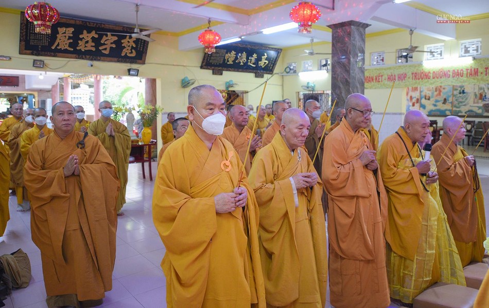 Chư tôn đức niêm hương lễ Phật Chư tôn đức niêm hương lễ Phật