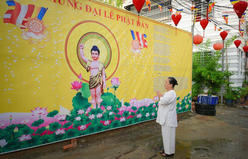 Sự kính ngưỡng, niềm hoan hỷ của người Phật tử là điều rất dễ thấy trong trong mùa Phật đản năm nay. Đây cũng được xem là một mùa Phật đản đầy ý nghĩa sau thời gian dài không được tổ chức tập trung bởi đại dịch Covid-19