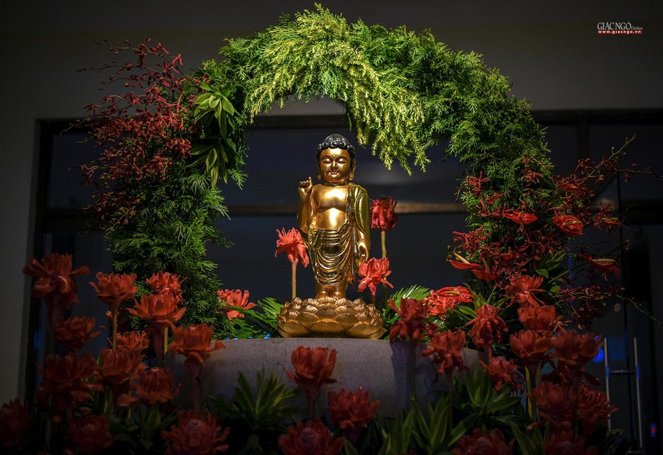 Tượng Phật bằng đồng tại lễ đài báo Giác Ngộ