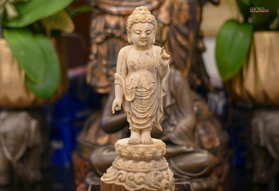 Tượng Phật đản sanh bằng gỗ trầm hương