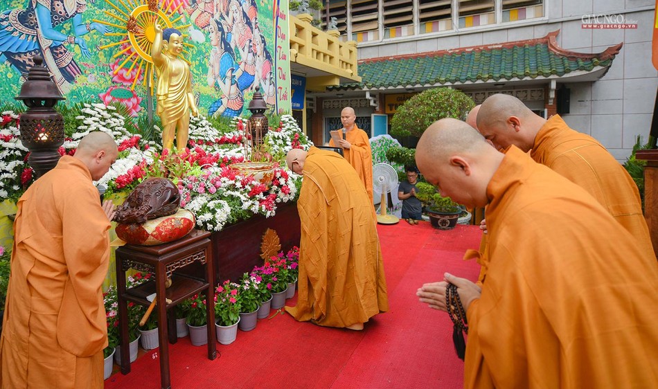 Cúi đầu đảnh lễ bậc Thầy của trời, người Cúi đầu đảnh lễ bậc Thầy của trời, người
