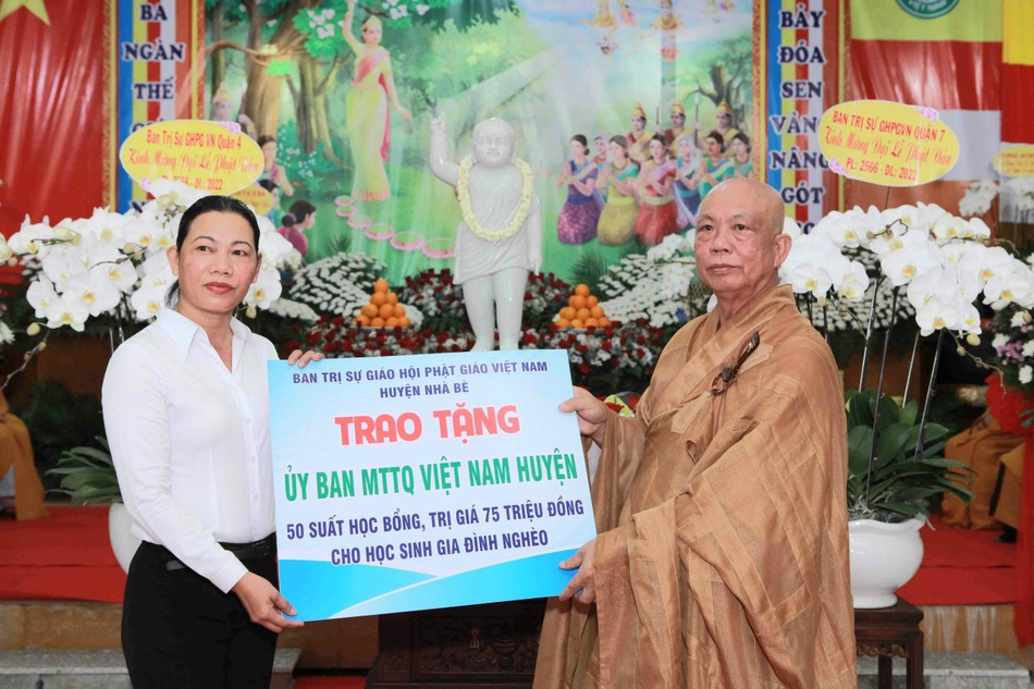 Thượng tọa Thích Thiện Từ, Trưởng ban Trị sự Phật giáo huyện Nhà Bè trao tặng 50 suất học bổng đến chính quyền địa phương Thượng tọa Thích Thiện Từ, Trưởng ban Trị sự Phật giáo huyện Nhà Bè trao tặng 50 suất học bổng đến chính quyền địa phương