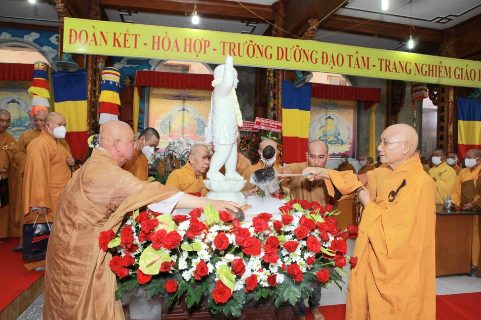 Hòa thượng Thích Minh Thông cùng chư tôn đức thực hiện nghi thức Tắm Phật Hòa thượng Thích Minh Thông cùng chư tôn đức thực hiện nghi thức Tắm Phật