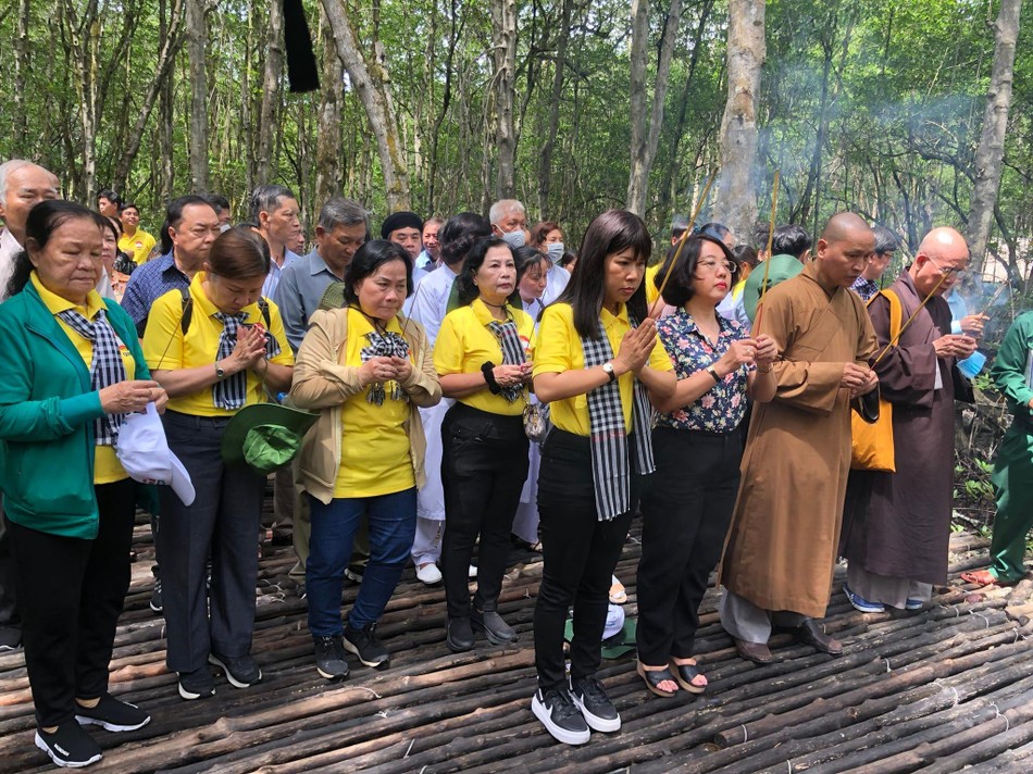 Đại diện Ủy ban MTTQVN quận 1 cùng đại diện các tôn giáo dâng hương tưởng niệm