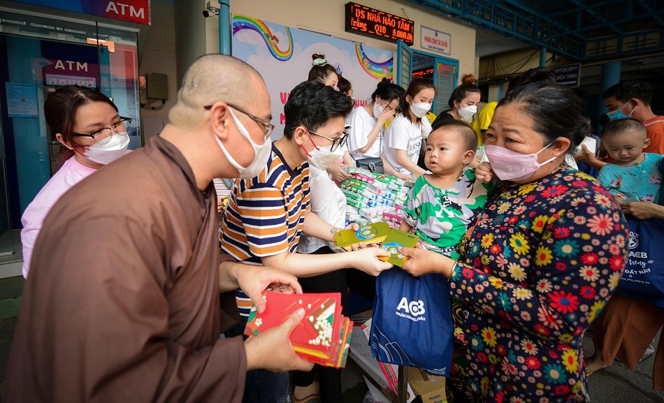 Một em nhỏ nhận món quà ý nghĩa từ Đại đức Thích Trung Minh trong ngày Quốc tế Thiếu nhi 1-6 Một em nhỏ nhận món quà ý nghĩa từ Đại đức Thích Trung Minh trong ngày Quốc tế Thiếu nhi 1-6