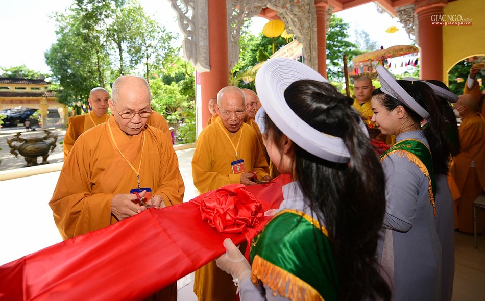 Trước khi diễn ra phiên trù bị, Ban Trị sự Phật giáo tỉnh Phú Yên cắt băng khai mạc triển lãm hình ảnh thành tựu hoạt động Phật sự của Phật giáo tỉnh trong khóa VII
