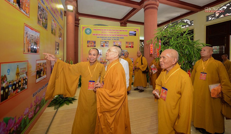 Hòa thượng Thích Tâm Thủy, Hòa thượng Thích Đồng Tiến cùng chư tôn đức trong Ban Trị sự tham quan triển lãm