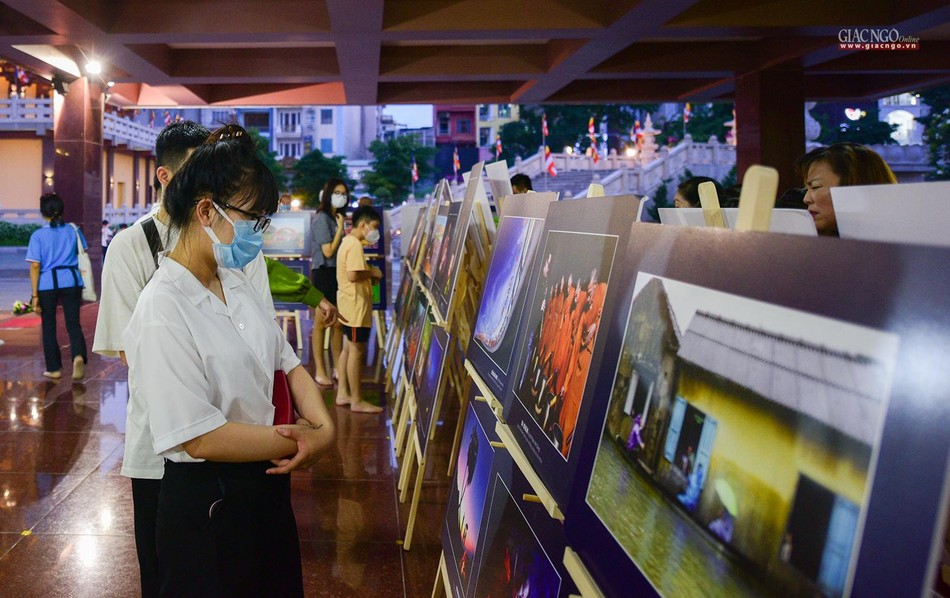 Một bạn trẻ đang trầm tư trước các tác phẩm trưng bày tại Việt Nam Quốc Tự Một bạn trẻ đang trầm tư trước các tác phẩm trưng bày tại Việt Nam Quốc Tự