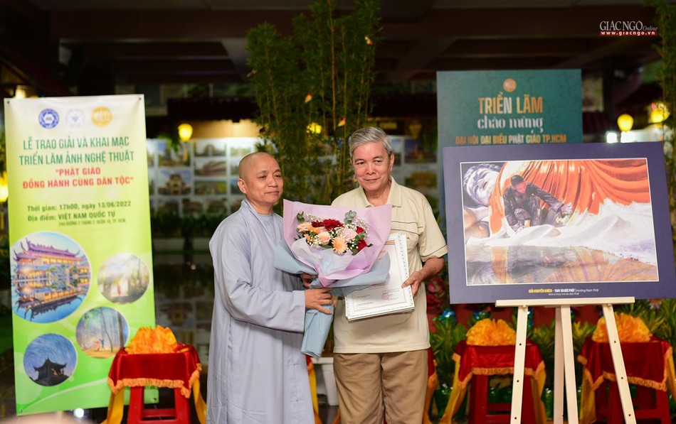 Ni sư Thích nữ Thuần Chơn trao giải thưởng đến tác giả đạt giải Ni sư Thích nữ Thuần Chơn trao giải thưởng đến tác giả đạt giải