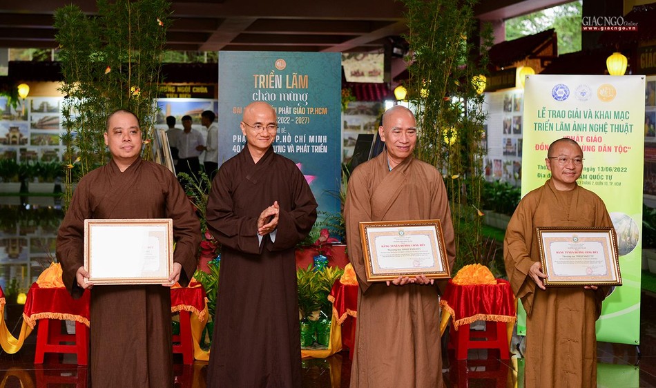 Thượng tọa Thích Thiện Quý trao tặng Bằng tuyên dương công đức của GHPGVN TP.HCM đến chư tôn đức trong Ban Tổ chức triển lãm Thượng tọa Thích Thiện Quý trao tặng Bằng tuyên dương công đức của GHPGVN TP.HCM đến chư tôn đức trong Ban Tổ chức triển lãm