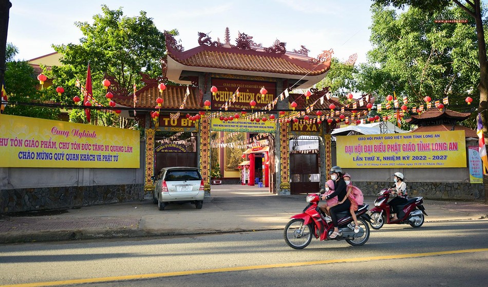Chùa Thiên Châu - Văn phòng Ban Trị sự GHPGVN tỉnh Long An tràn ngập sắc màu hướng đến đại hội Chùa Thiên Châu - Văn phòng Ban Trị sự GHPGVN tỉnh Long An tràn ngập sắc màu hướng đến đại hội