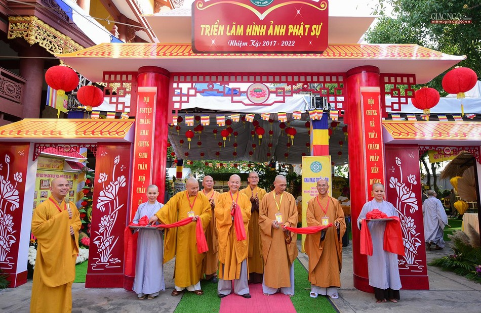 Dịp này, Ban Trị sự Phật giáo tỉnh Long An cũng tiến hành cắt băng khánh thành triển lãm ảnh Phật sự trong nhiệm kỳ vừa qua Dịp này, Ban Trị sự Phật giáo tỉnh Long An cũng tiến hành cắt băng khánh thành triển lãm ảnh Phật sự trong nhiệm kỳ vừa qua