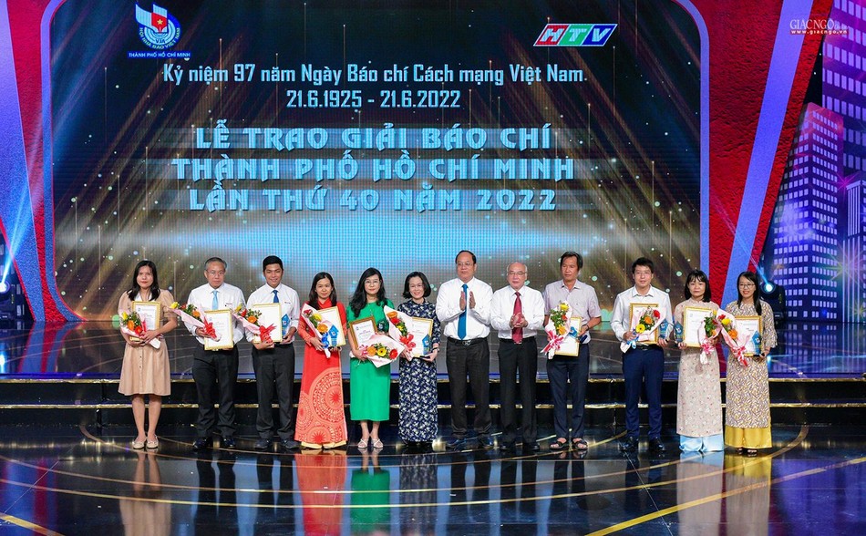 Nhà báo Như Danh, Báo Giác Ngộ thứ hai từ phải qua nhận giải khuyến khích tại lễ trao giải Nhà báo Như Danh, Báo Giác Ngộ thứ hai từ phải qua nhận giải khuyến khích tại lễ trao giải