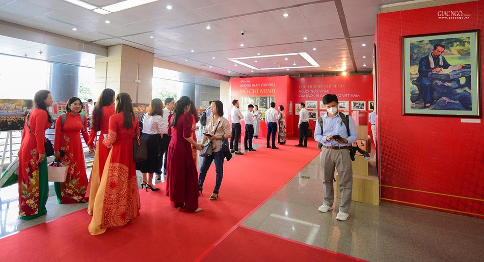Các phóng viên, nhà báo tham quan triển lãm "Không gian văn hóa Hồ Chí Minh" trong ngày Kỷ niệm Báo chí cách mạng Việt Nam Các phóng viên, nhà báo tham quan triển lãm "Không gian văn hóa Hồ Chí Minh" trong ngày Kỷ niệm Báo chí cách mạng Việt Nam