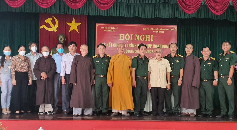 Hòa thượng Thích Nhựt Hỷ, Phó Trưởng ban kiêm Trưởng ban Hoằng pháp cùng Thượng tọa Thích Thiện Từ tại lễ ký kết chương trình phối hợp hoạt động giai đoạn 2022-2025 với Ban Chỉ huy Quân sự huyện Nhà Bè Hòa thượng Thích Nhựt Hỷ, Phó Trưởng ban kiêm Trưởng ban Hoằng pháp cùng Thượng tọa Thích Thiện Từ tại lễ ký kết chương trình phối hợp hoạt động giai đoạn 2022-2025 với Ban Chỉ huy Quân sự huyện Nhà Bè