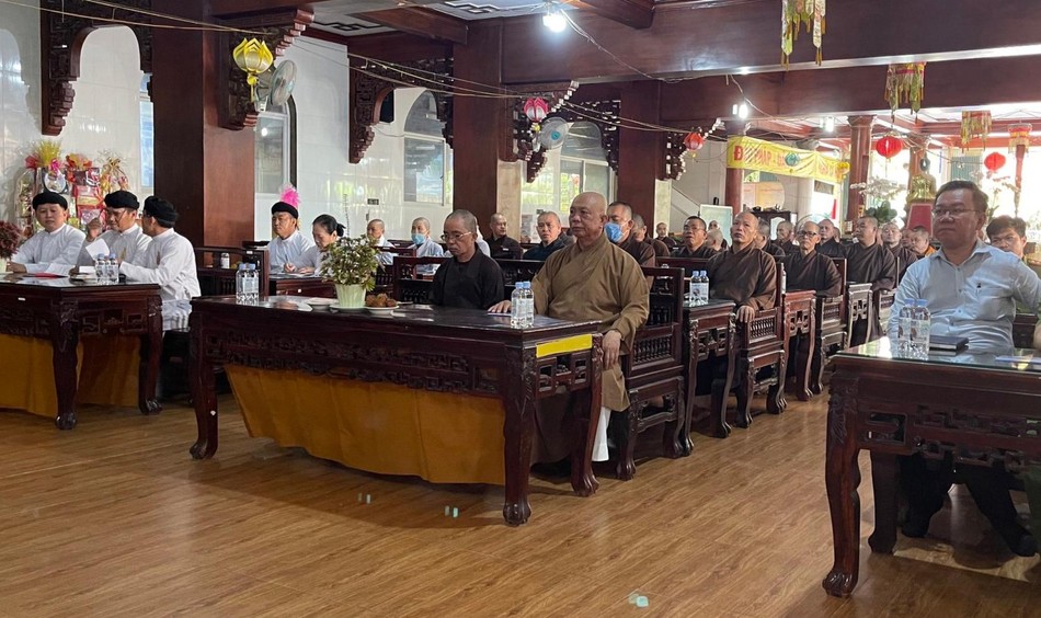 Thượng tọa Thích Thiện Từ, Trưởng ban Trị sự GHPGVN huyện Nhà Bè cùng chư tôn đức trong Thường trực Ban Trị sự và Tăng Ni trụ trì các tự viện trên địa bàn tại hội nghị Thượng tọa Thích Thiện Từ, Trưởng ban Trị sự GHPGVN huyện Nhà Bè cùng chư tôn đức trong Thường trực Ban Trị sự và Tăng Ni trụ trì các tự viện trên địa bàn tại hội nghị