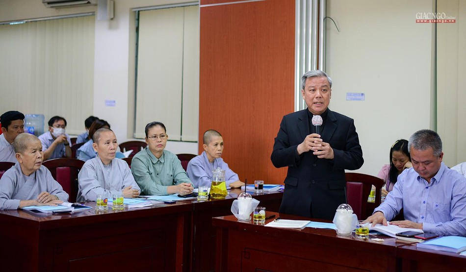 Linh mục Tạ Huy Hoàng, Tổng Quản lý Học viện Công giáo Việt Nam phản biện tại hội thảo