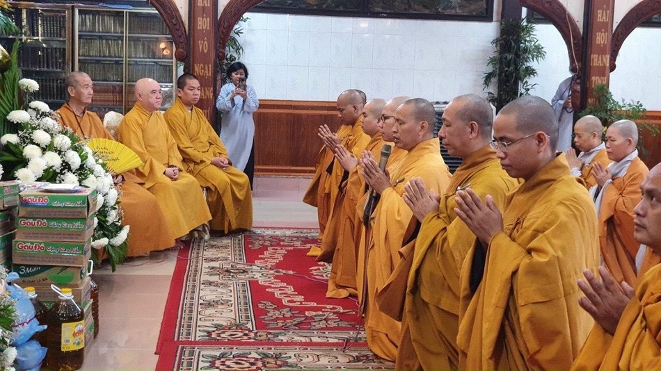Thượng tọa Thích Minh Quang tác bạch cúng dường tại trường hạ tổ đình Phổ Quang Thượng tọa Thích Minh Quang tác bạch cúng dường tại trường hạ tổ đình Phổ Quang
