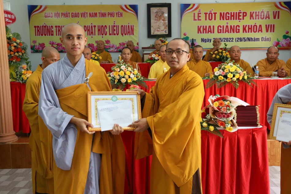 Tặng Bằng khen đến Tăng Ni sinh có thành tích tốt Tặng Bằng khen đến Tăng Ni sinh có thành tích tốt