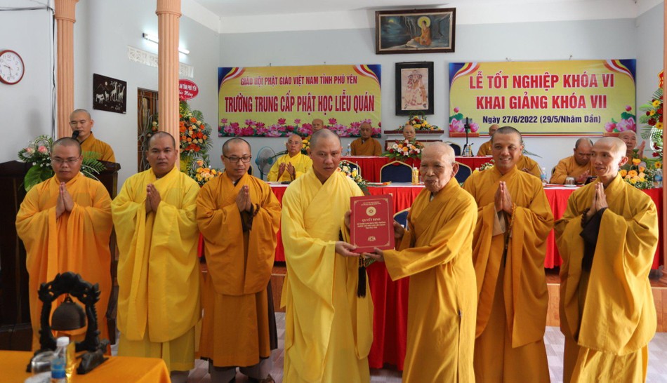 Hòa thượng Thích Đồng Tiến trao quyết định chuẩn y nhân sự Ban giám hiệu Khóa VII Hòa thượng Thích Đồng Tiến trao quyết định chuẩn y nhân sự Ban giám hiệu Khóa VII