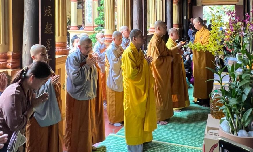 Thượng tọa Thích Hoằng Ninh hướng dẫn Tăng Ni, Phật tử đảnh lễ Tam bảo Thượng tọa Thích Hoằng Ninh hướng dẫn Tăng Ni, Phật tử đảnh lễ Tam bảo