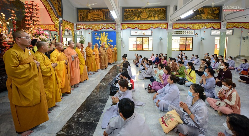 Các Phật tử lắng nghe pháp thoại ngắn tại chùa Huỳnh Kim (quận Gò Vấp) Các Phật tử lắng nghe pháp thoại ngắn tại chùa Huỳnh Kim (quận Gò Vấp)