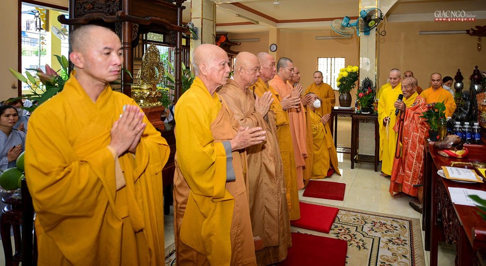 Hòa thượng Thích Giải Kinh, Chứng minh Ban Trị sự Phật giáo quận 7, thiền chủ hạ trường chùa Tân Long tri ân sự cúng dường của đoàn Hòa thượng Thích Giải Kinh, Chứng minh Ban Trị sự Phật giáo quận 7, thiền chủ hạ trường chùa Tân Long tri ân sự cúng dường của đoàn