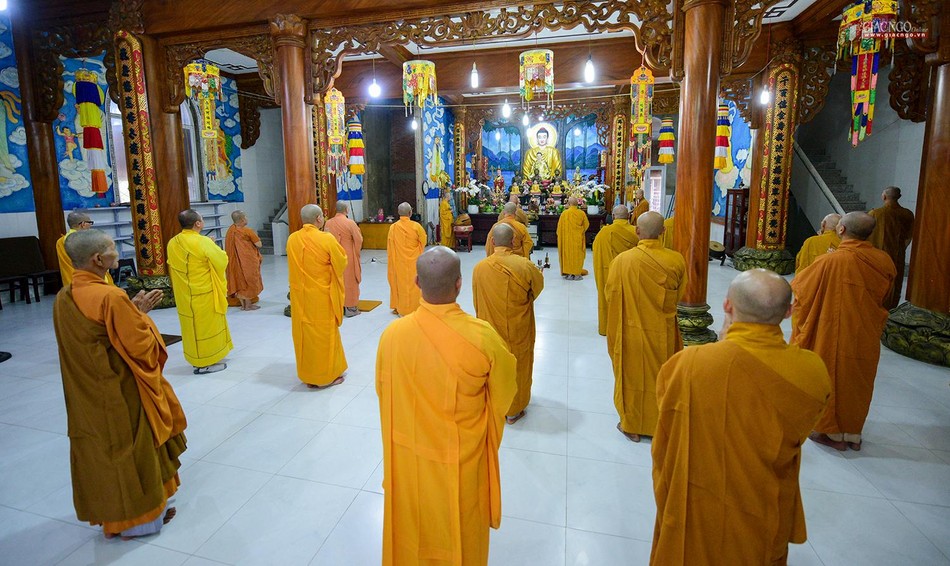 Theo truyền thống, toàn thể chư Tăng mỗi tháng tổ chức 2 kỳ bố-tát, thính giới chung tại chùa Đức Phú - Văn phòng Ban Trị sự Phật giáo huyện Theo truyền thống, toàn thể chư Tăng mỗi tháng tổ chức 2 kỳ bố-tát, thính giới chung tại chùa Đức Phú - Văn phòng Ban Trị sự Phật giáo huyện