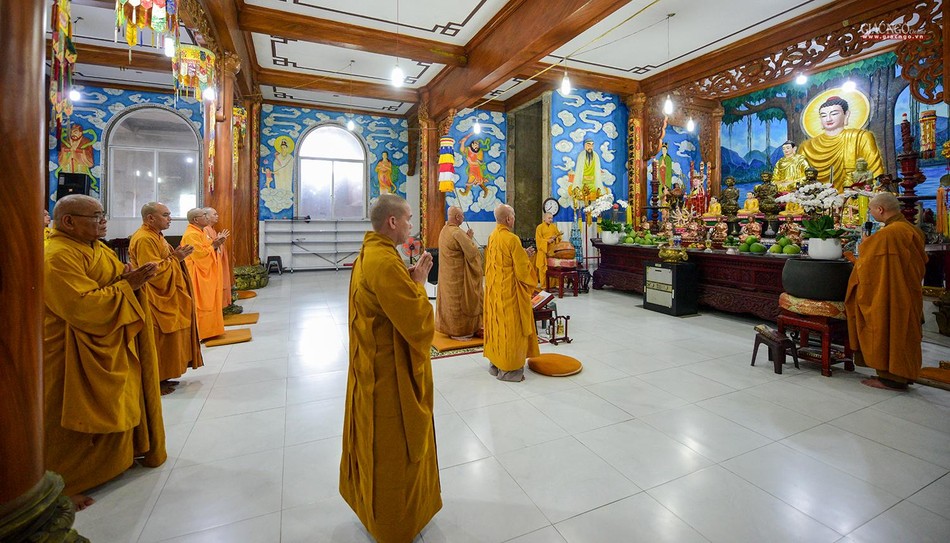 Niêm hương bạch Phật, đảnh lễ Tam bảo Niêm hương bạch Phật, đảnh lễ Tam bảo