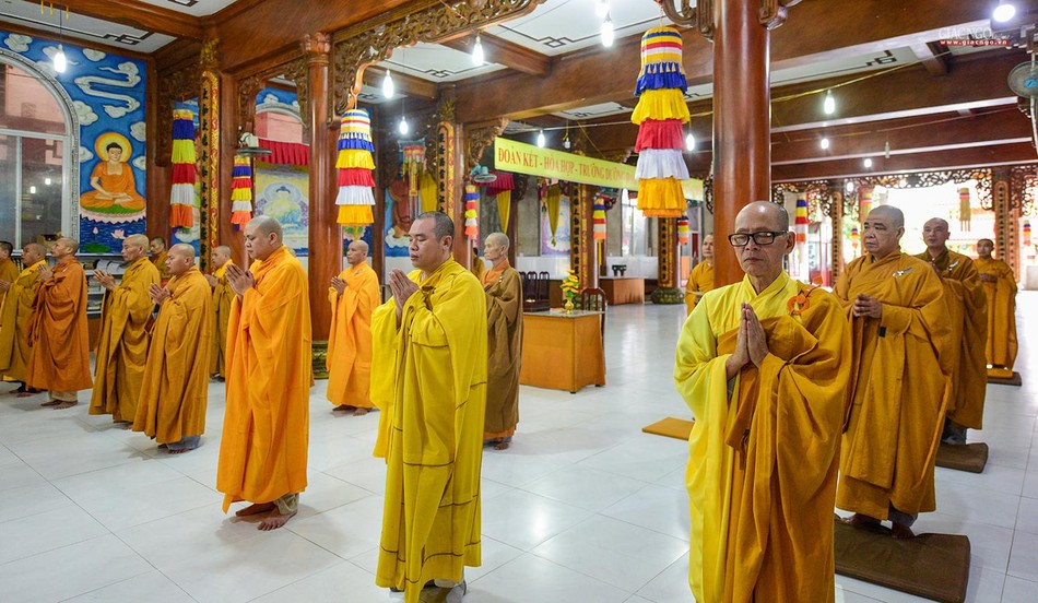 Lắng tâm thanh tịnh trước khi tiến hành bố-tát, thính giới Lắng tâm thanh tịnh trước khi tiến hành bố-tát, thính giới