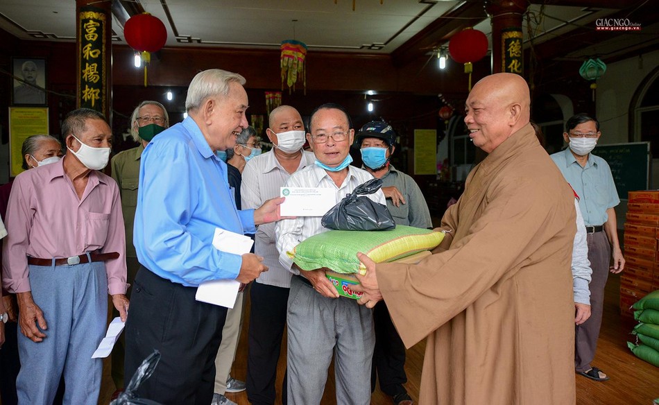 Thượng tọa Thích Thiện Từ tặng quà đến các cựu chiến binh huyện Nhà Bè Thượng tọa Thích Thiện Từ tặng quà đến các cựu chiến binh huyện Nhà Bè