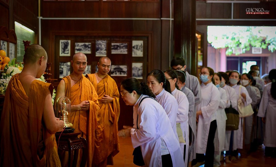 Phật tử chiêm bái xá-lợi đức Trưởng lão nhị Tổ Giác Chánh Phật tử chiêm bái xá-lợi đức Trưởng lão nhị Tổ Giác Chánh