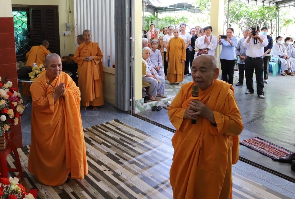 Lời sách tấn của đại diện Ni giới hệ phái Khất sĩ Lời sách tấn của đại diện Ni giới hệ phái Khất sĩ