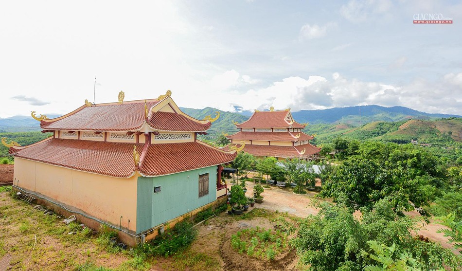 Chùa Hưng Khánh thường xuyên tổ chức các khóa tu &quot;Tịnh độ đạo tràng&quot; hàng tháng cho bà con dân tộc ít người ở tỉnh Kon Tum. Những ngày lễ Tết, số lượng khách hành hương tham quan, chiêm bái lên tới hàng ngàn người