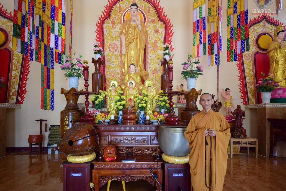 Chánh điện tôn trí tôn tượng Phật A Di Đà cao 3,7 m ở giữa, 2 bên là tôn tượng Bồ-tát Quán Thế Âm và Bồ-tát Đại Thế Chí cao 3,5 m